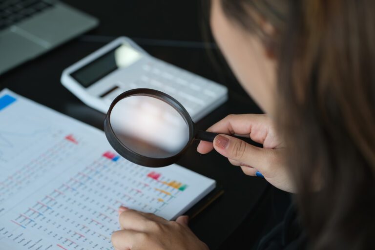 Auditor realizando auditoría de activos fijos en Colombia